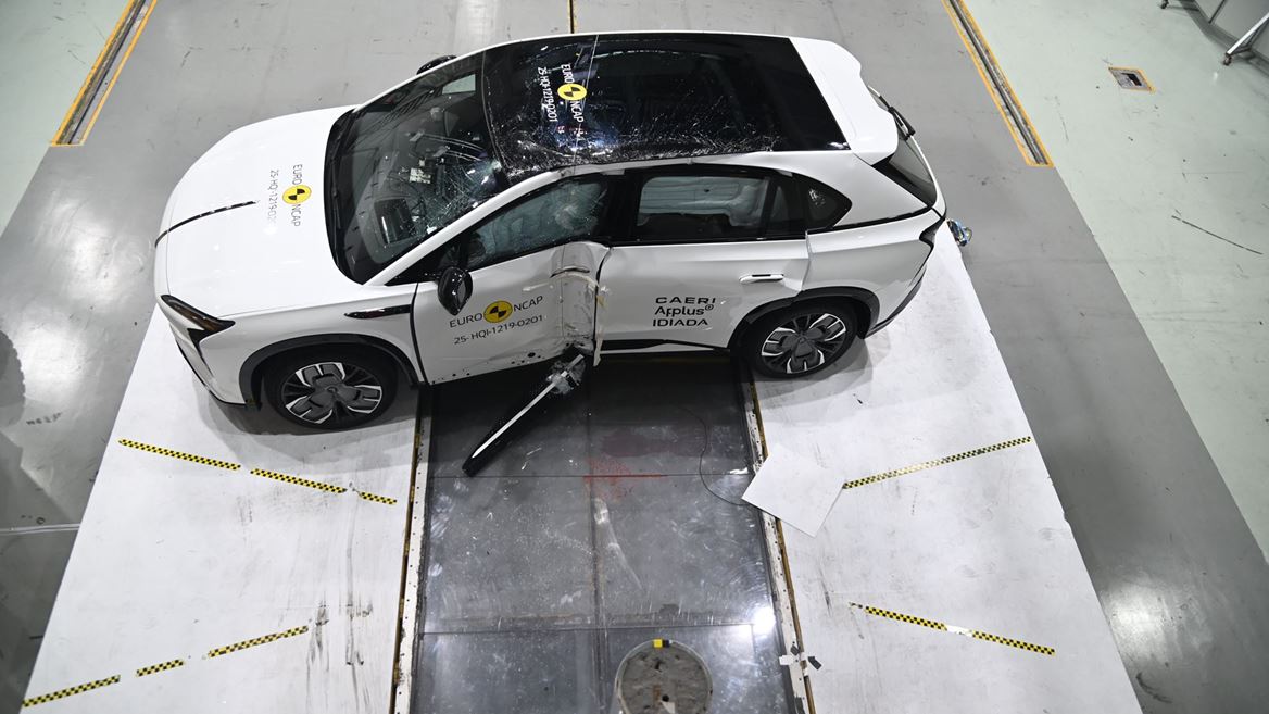 Hongqi EHS7 Side Pole test 2025 after crash