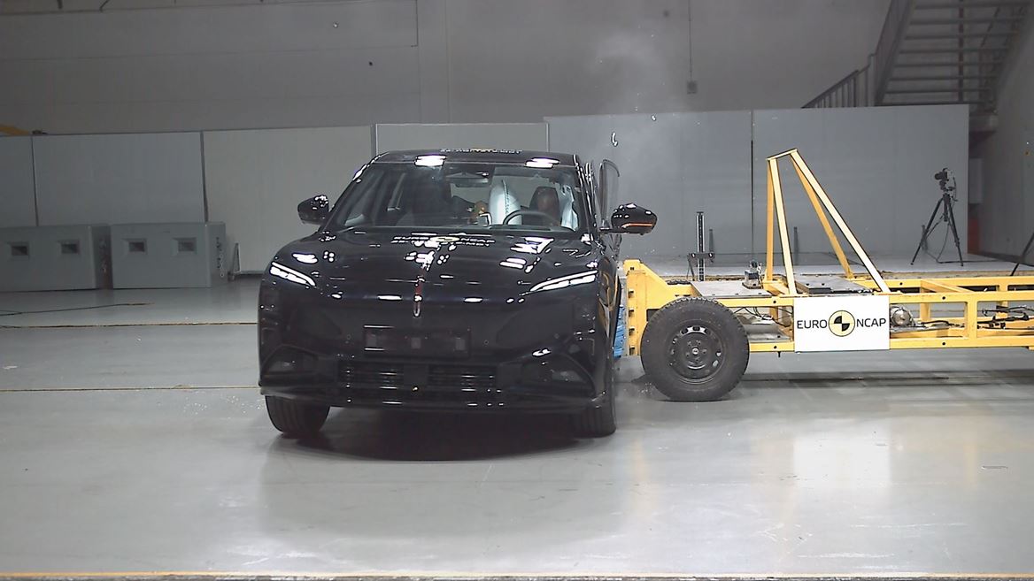 Hongqi EHS7 Side Mobile Barrier test 2025