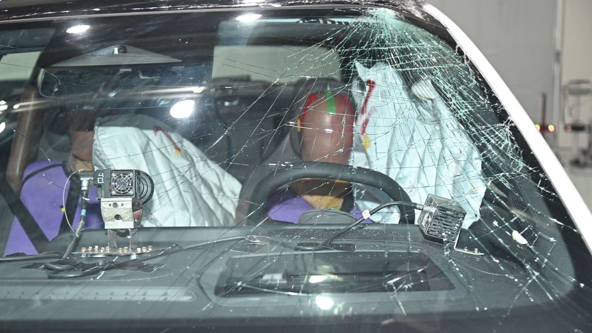 Hongqi EHS7 Far Side impact test 2025 after crash