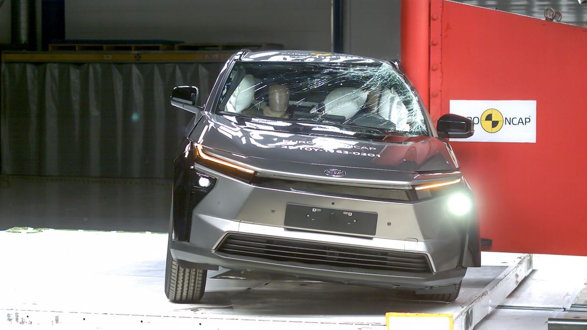 Toyota bZ4X Side Pole test 2025