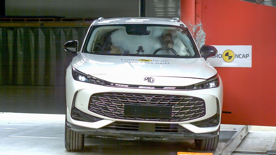 MG HS Plug in Hybrid Side Pole test 2024