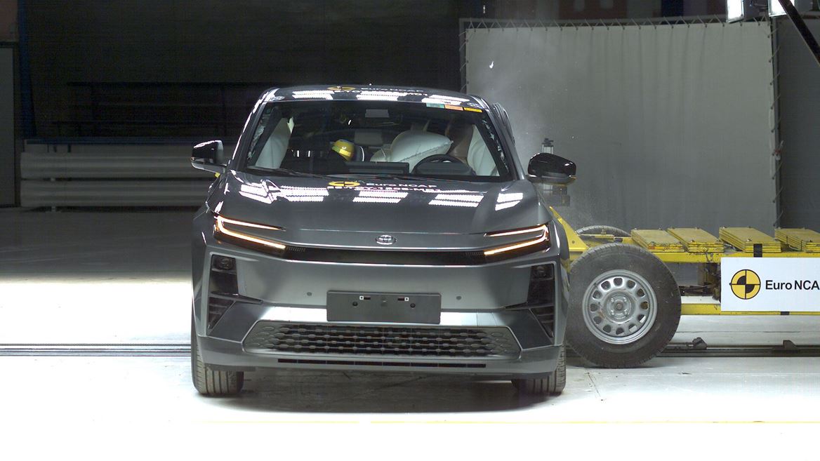 Toyota C HR Side Mobile Barrier test 2025