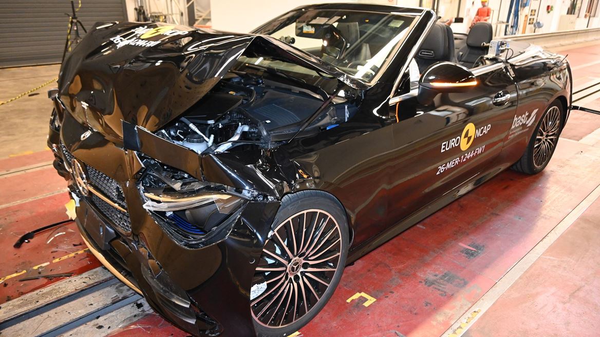 Mercedes Benz CLE Cabrio FW test 2025 after crash
