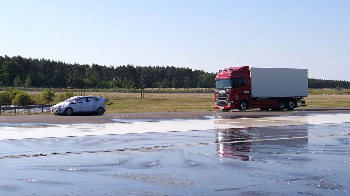 Scania R series 4x2 tractor unit 2026 test picture