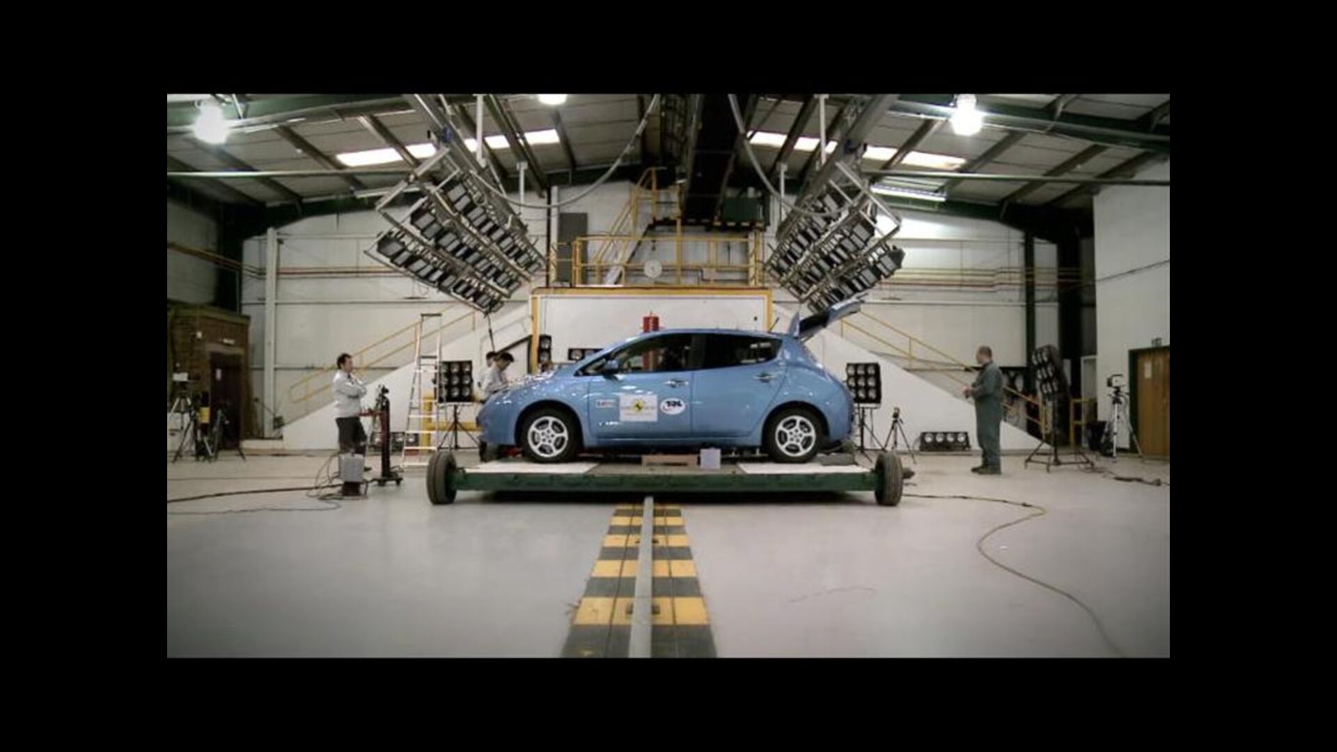 Preparation & test of the Nissan LEAF, 1st EV reaching Euro NCAP 5 stars