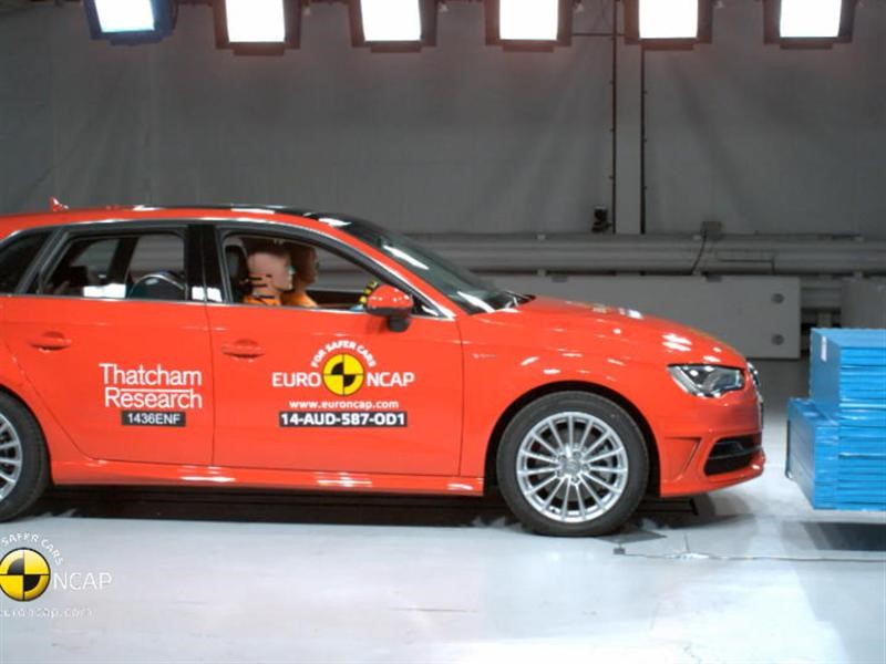 Audi A3 Sportback e-tron - Crash Tests 2014 - with captions