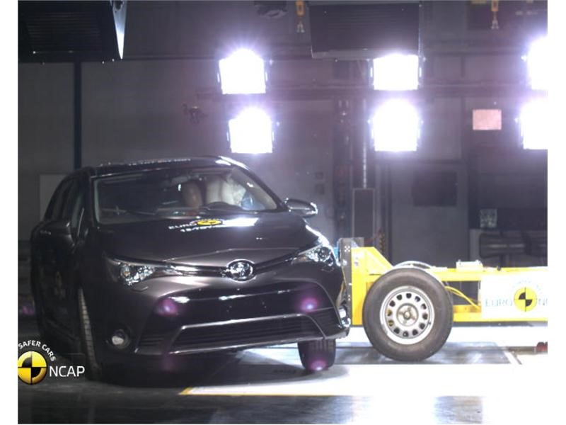 Toyota Avensis - Crash Tests 2015