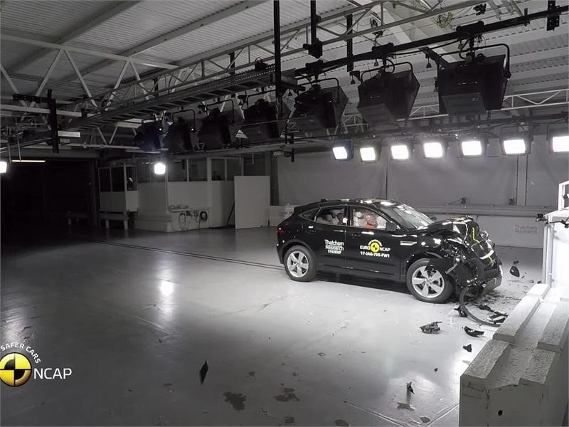 Jaguar E-Pace - Crash Tests 2017