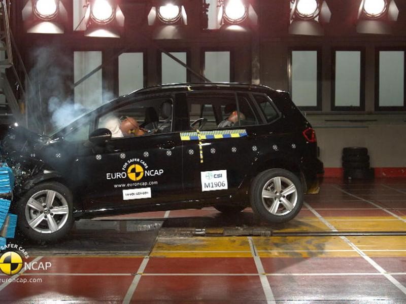 vw-golf-sportsvan---crash-tests-2014