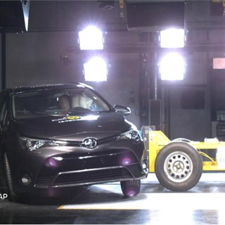 Toyota Avensis - Crash Tests 2015