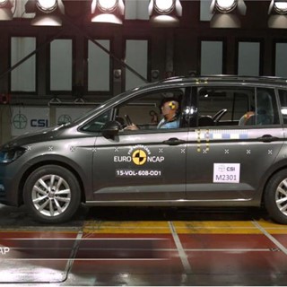 VW Touran - Crash Tests 2015