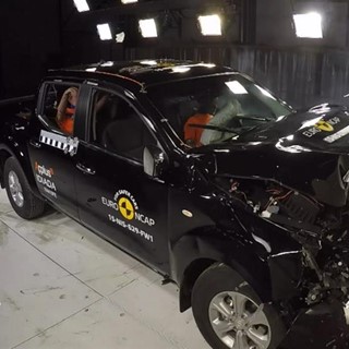 Nissan NP300 Navara- Crash Tests 2015