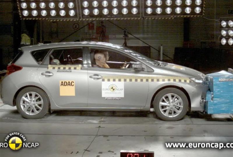 toyota--auris---crash-tests-2013