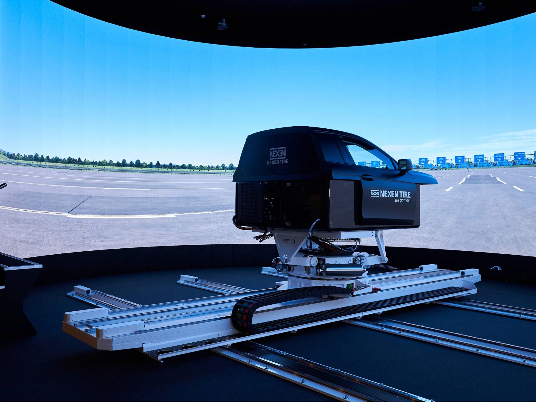 Photo 2 NEXEN TIRE Driving Simulator