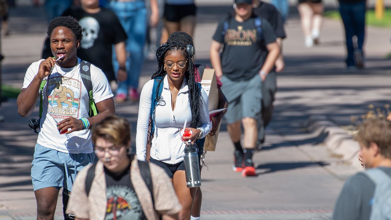 Crowd of students walking outside on campus