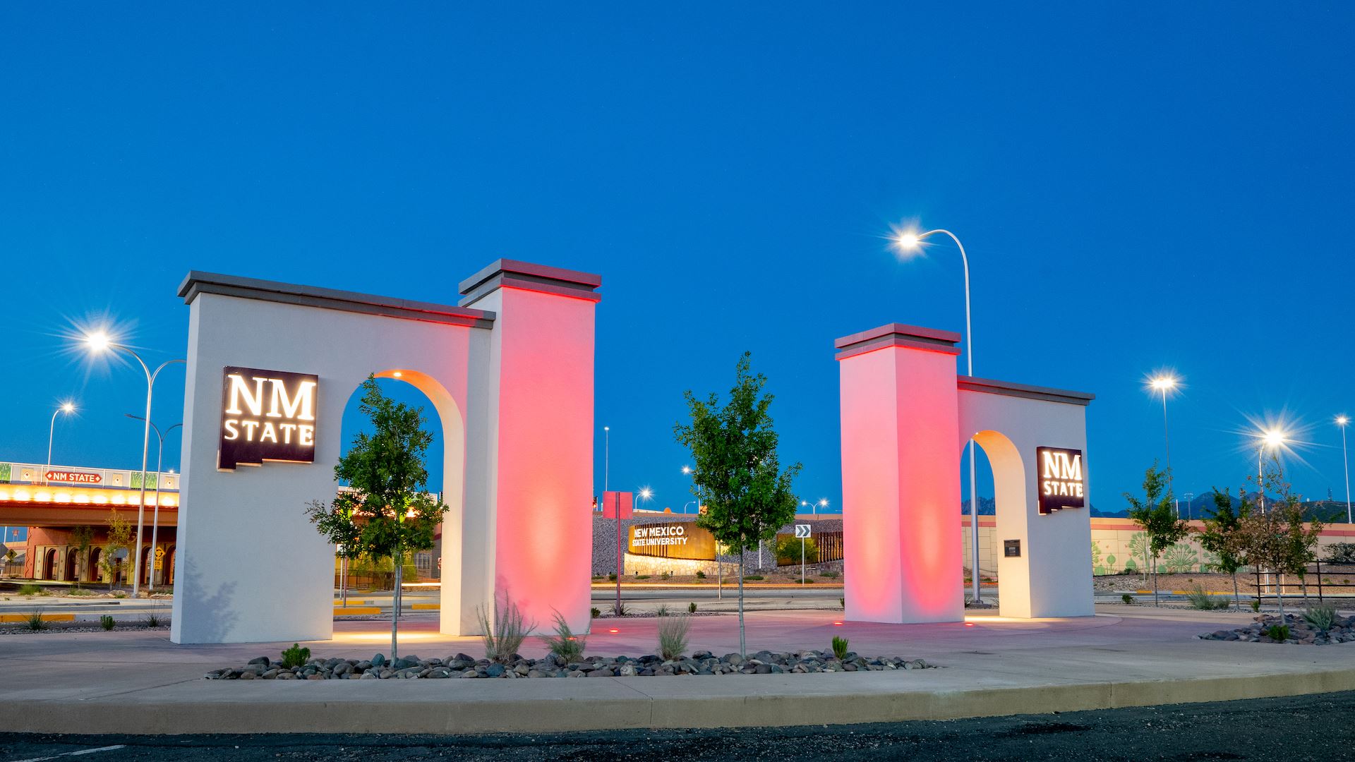 Photo of NM State arches at roundabout