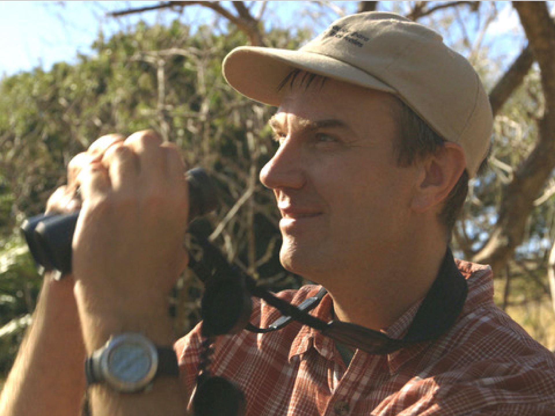 Biology professor collaborates with NMSU alumni in ongoing parrot research