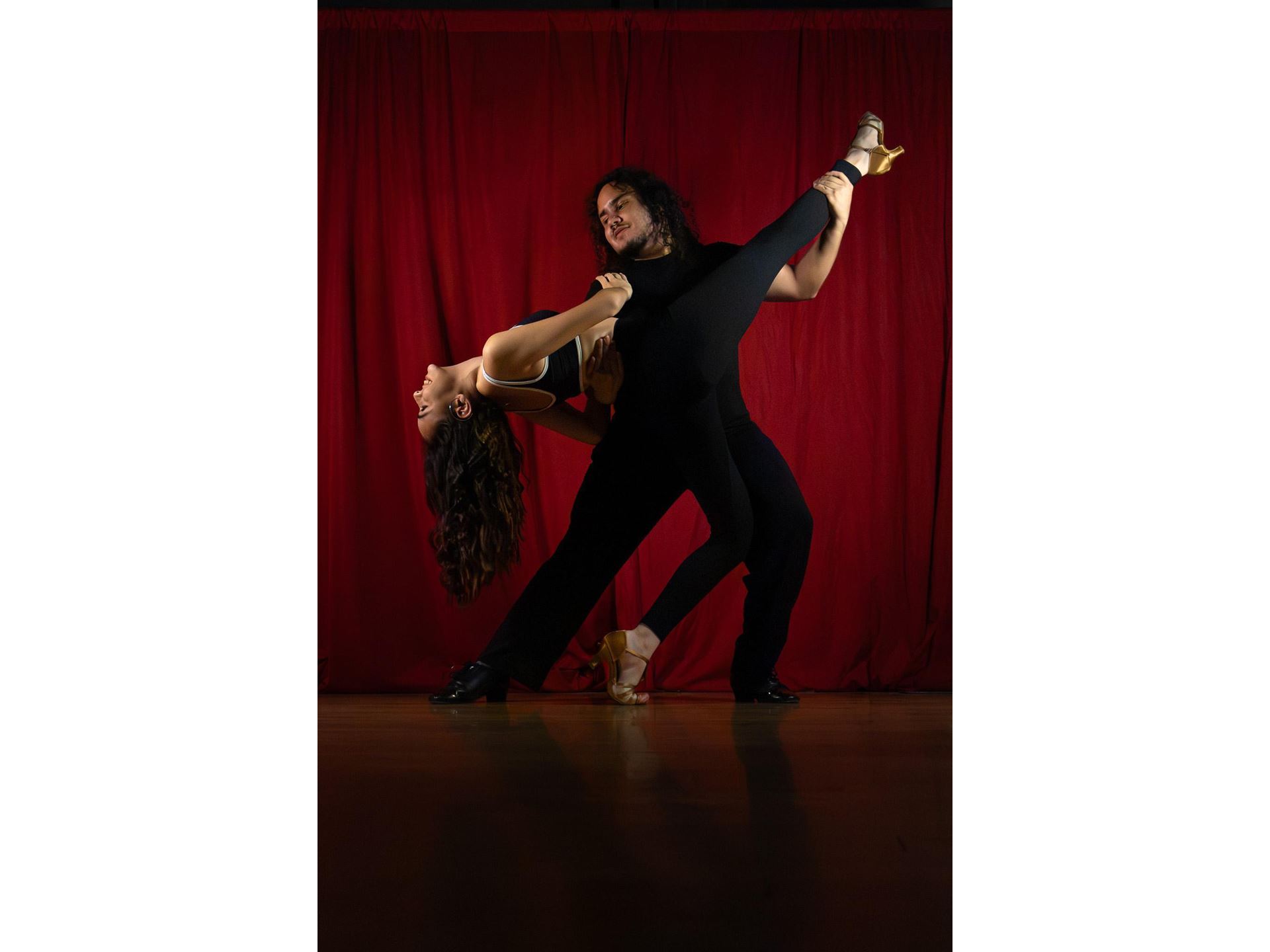 DESCRIPTION A man dips a woman while dancing