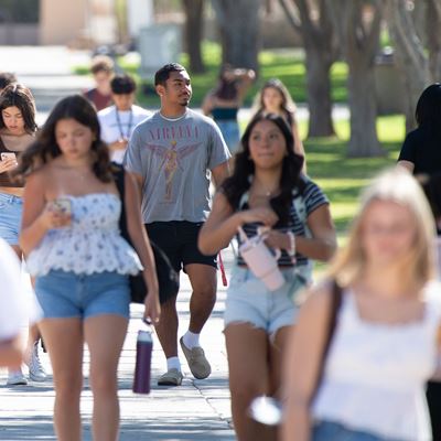 Crowd of students walking outside on campus