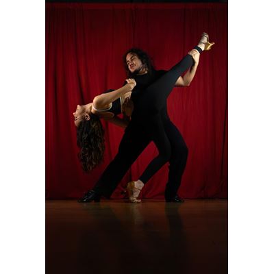DESCRIPTION A man dips a woman while dancing