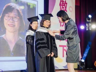 Photo of Winnie Lee being recognized at National Taipei University of Business