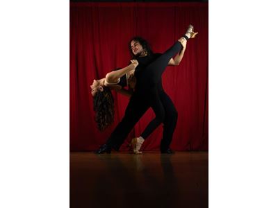 DESCRIPTION A man dips a woman while dancing