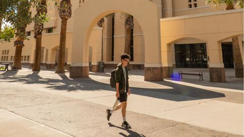 Students walking past Zuhl Library in the start of the fall 2022 semester