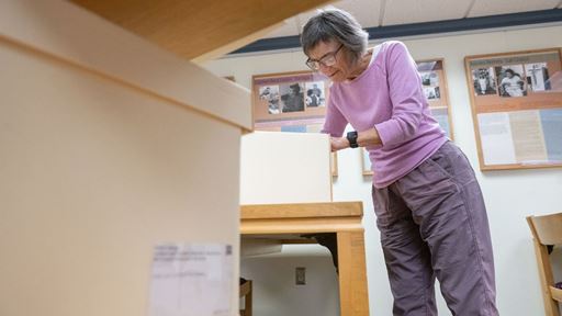 photo-of-lee-byrd-looking-through-bobby-byrd-collections-at-nmsu-archives-and-special-collections