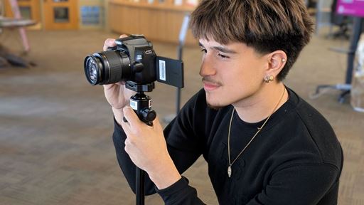 photo-of-student-in-nmsu-library-loanable-technology-program