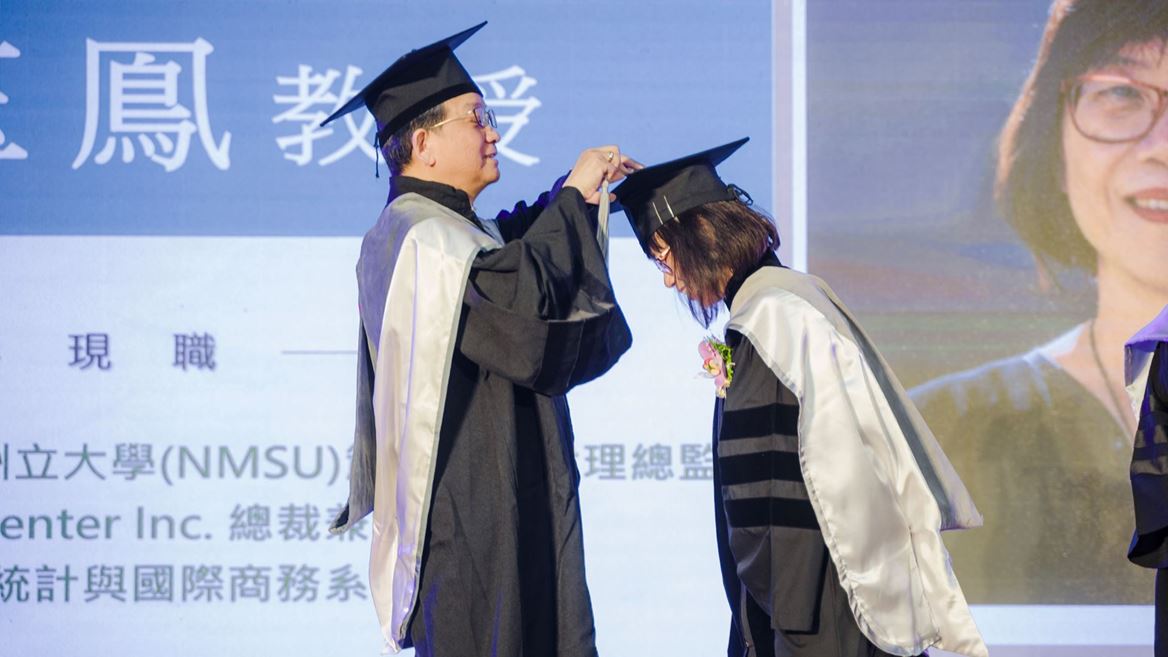 Photo of Winnie Lee being recognized at National Taipei University of Business