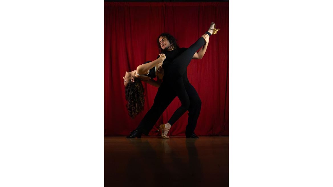 DESCRIPTION A man dips a woman while dancing