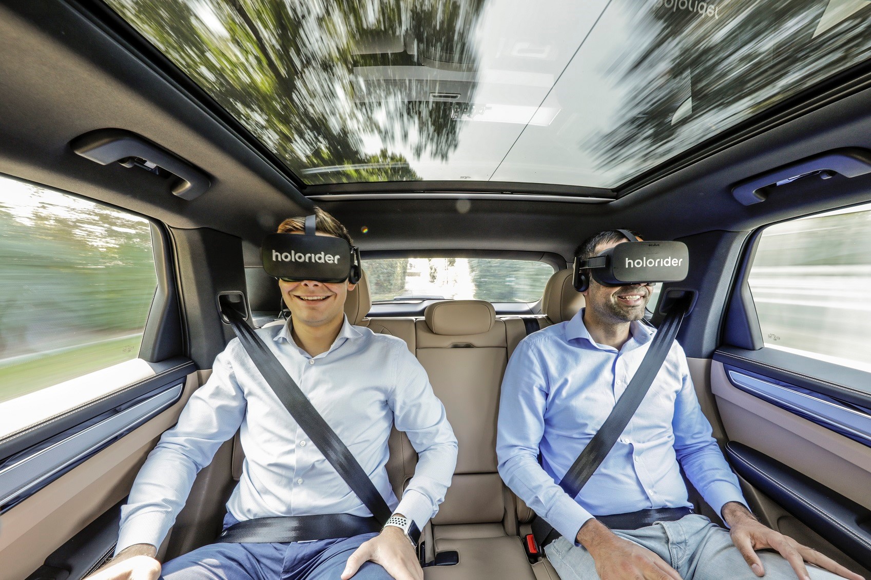 The contents of the VR glasses are adjusted in real time to the driving ...