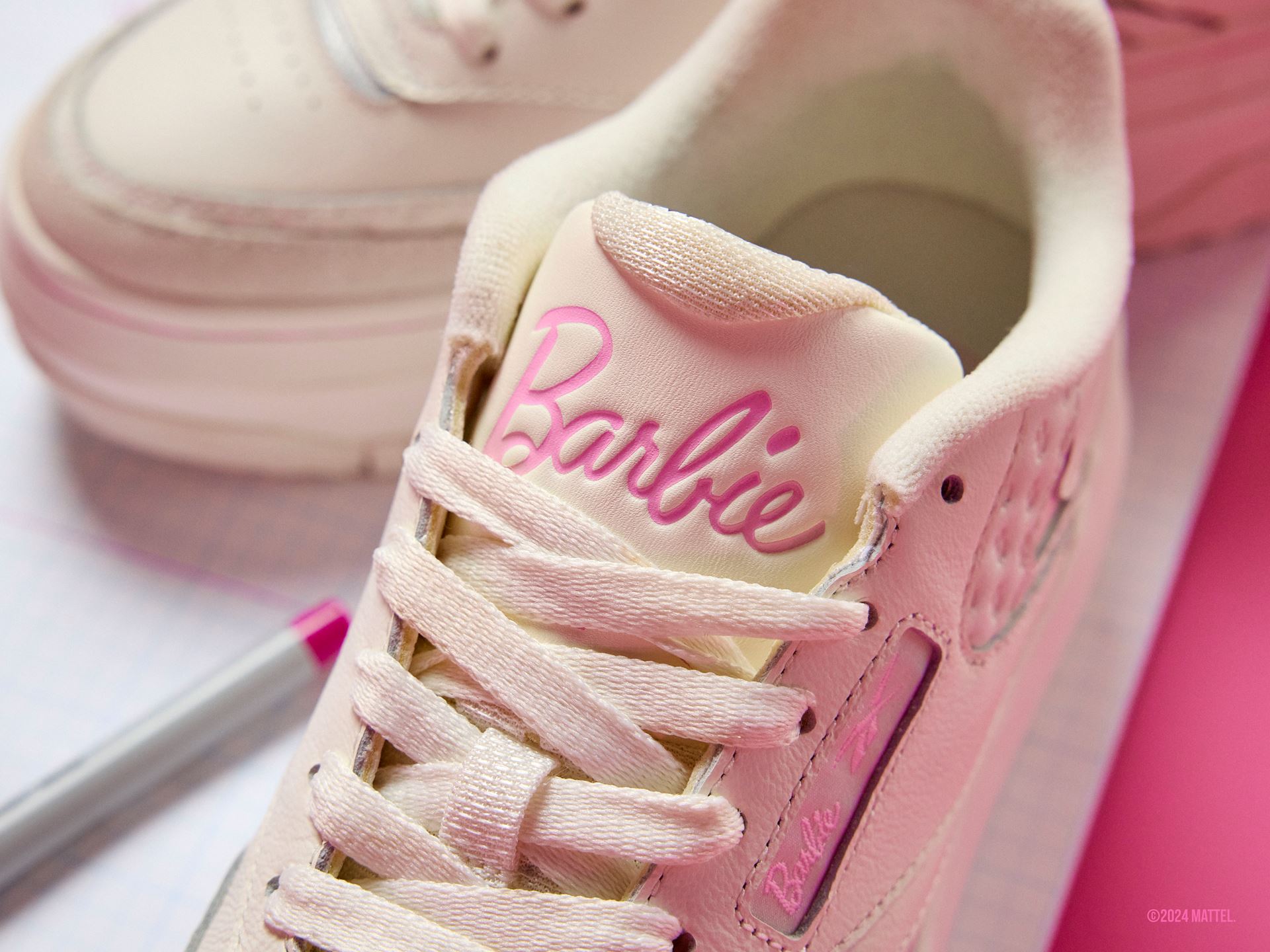 REEBOK × BARBIE ユニセックス バービー トラックジャケット REEBOK × BARBIE ユニセックス バービー トラックジャケット