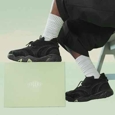 tobe black sneaker on mint box