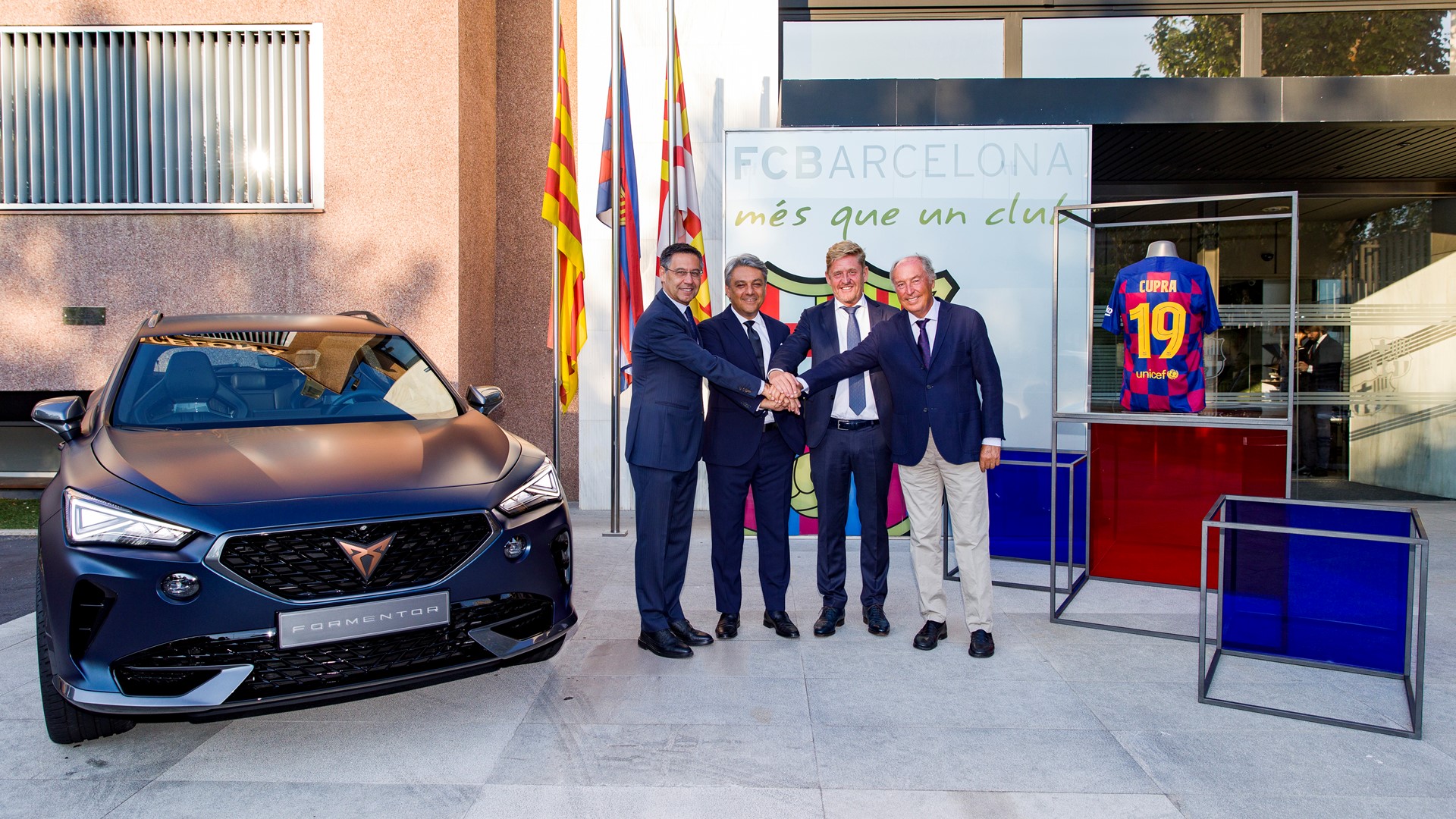 Luca de Meo, SEAT President and Chairman of the Board of CUPRA and Josep Maria Bartomeu, FC Barcelona President, with J