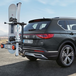 Trailer hitch mounted ski rack