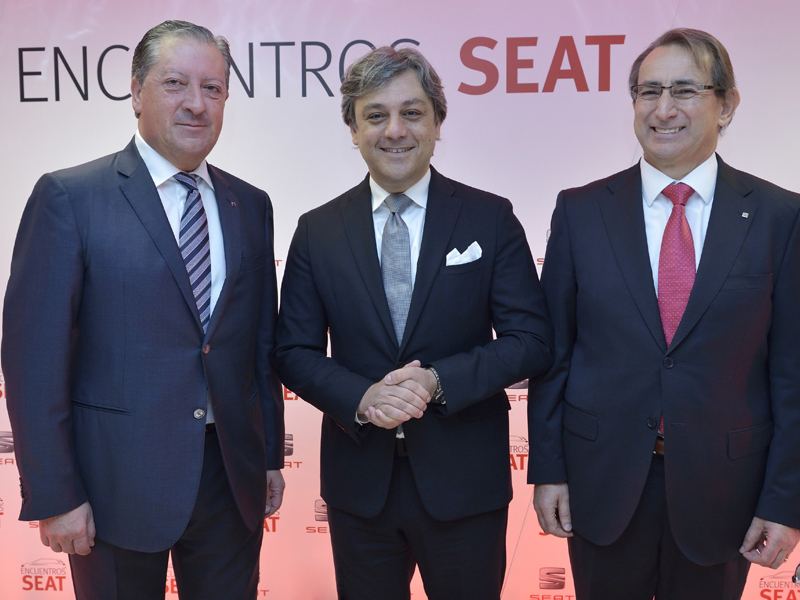 Ramón Paredes, SEAT Vice-President for Government Affairs; Luca de Meo, the company’s Executive Committee Chairman, and Ramón Paredes, SEAT Vice-President for Government Affairs; Luca de Meo, the company’s Executive Committee Chairman, and