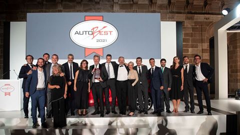 seat-leon-receives--best-buy-car-of-europe-2021--trophy-during-the-autobest-gala-awards