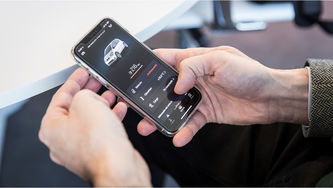 With the SEAT App, you can monitor the battery level via your mobile phone