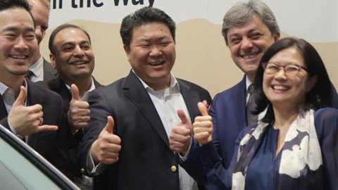 executives-from-samsung-and-sap-and-the-president-of-seat-meet-at-the-mobile-world-congress