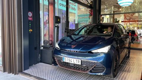 marc-ter-stegen-discovers-the-cupra-born--his-first-fully-electric-car