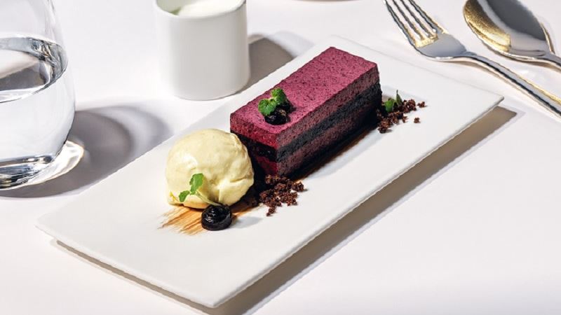 Blueberry slice with chocolate crumble Appenzeller beer ice cream