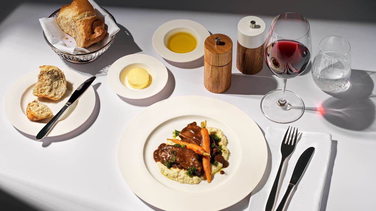 SWISS serviert K stlichkeiten aus der Sternek che des Aargauer Restaurants FAHR