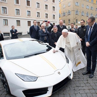 Automobili Lamborghini donates a customized Huracán to Pope Francis that will be auctioned for charity