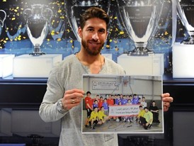 Sergio Ramos holds up a picture of the ICRC players in Kabul