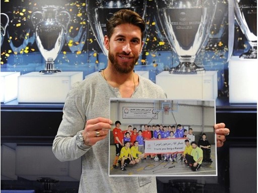 Sergio Ramos holds up a picture of the ICRC players in Kabul