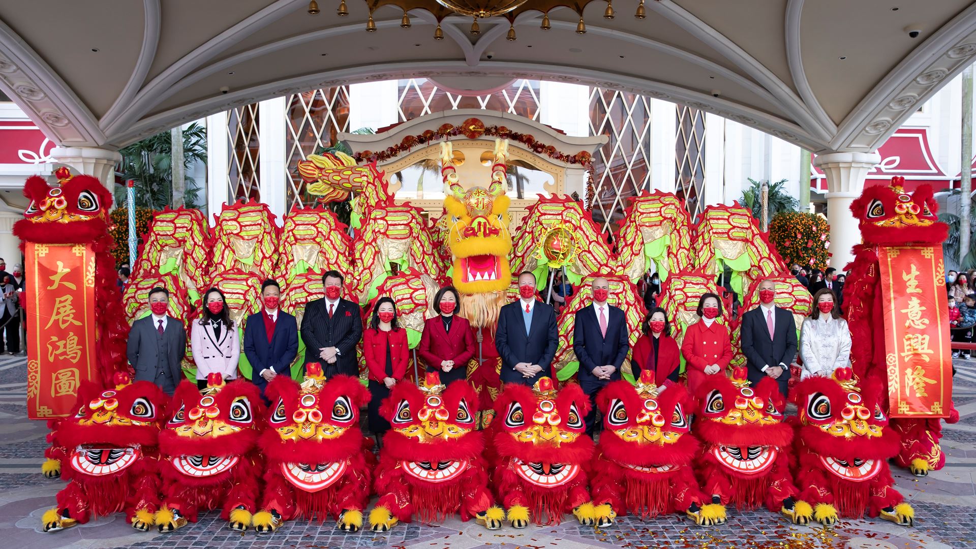 永利管理层团队于金龙醒狮贺岁表演后于永利皇宫大合照。