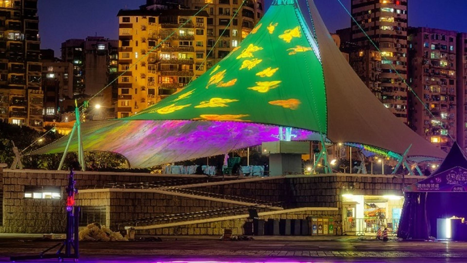 永利於永利澳門海濱長廊及南灣湖區一帶設置以「蝶舞花飛」為主題的光影體驗。