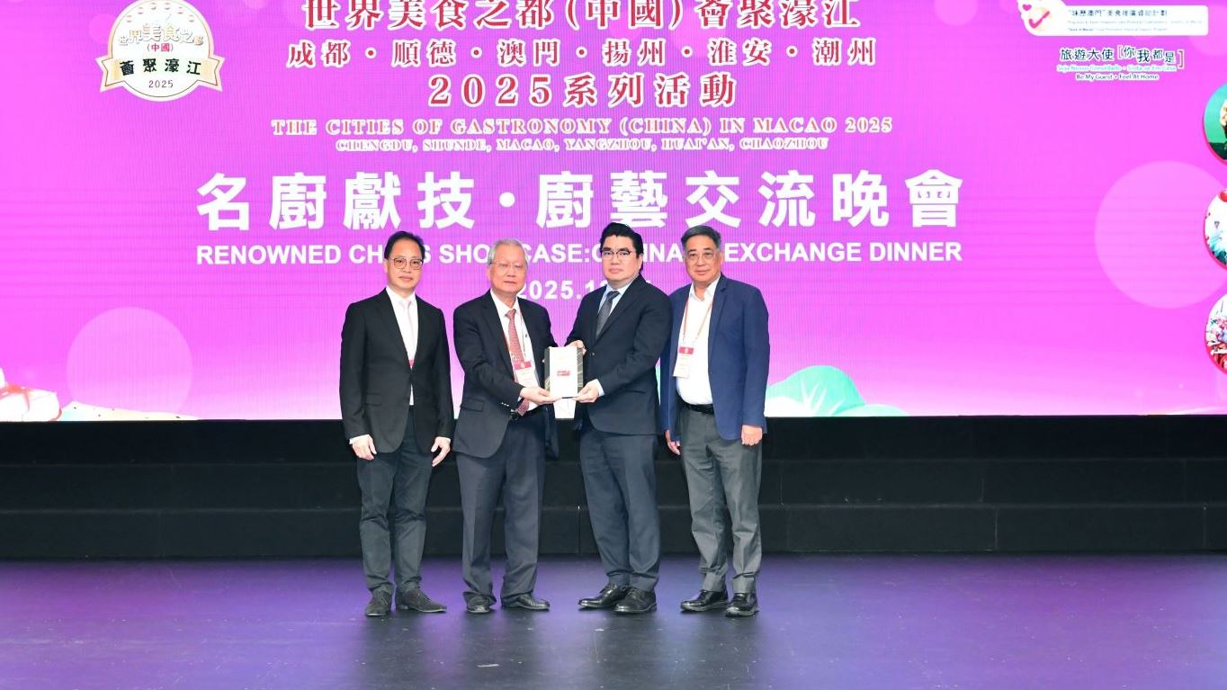 Mr Raymond Vong Masterchef Consultant of Macanese Cuisine of Wynn Macau and Wynn Palace accepted the certificate of a