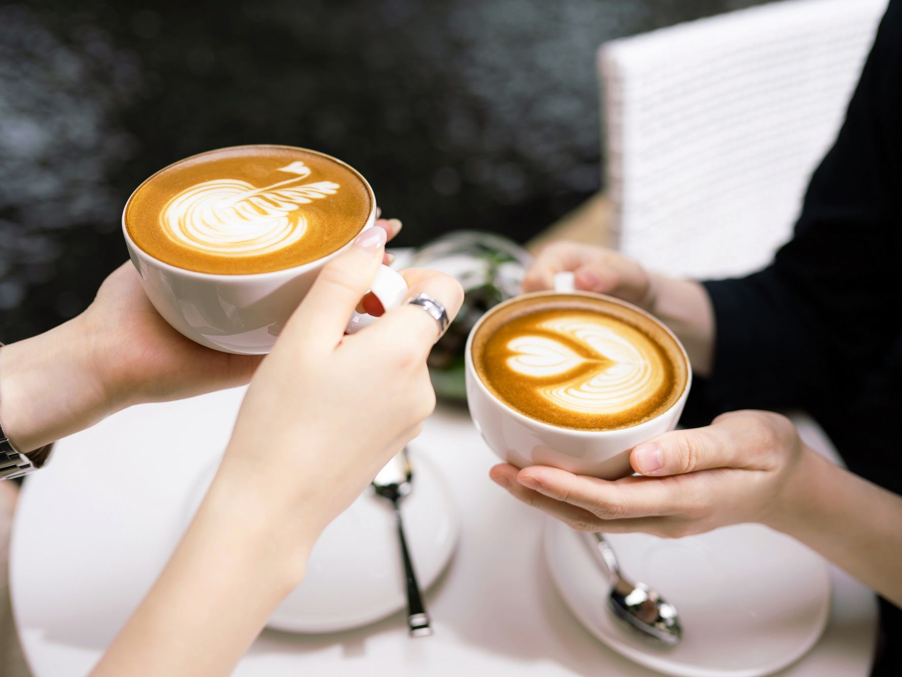 「霞」酒廊推出「朝啡夕酒」的煥新概念，在日光時間提供提供豐富多樣的咖啡選項